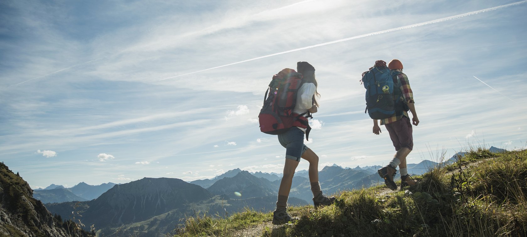 Junges Paar wandert auf dem Alpengebirge Junges Paar wandert auf dem Alpengebirge